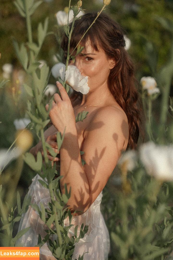 Milana Vayntrub / AT&T Girl / https: / mintmilana слитое фото фото #0712