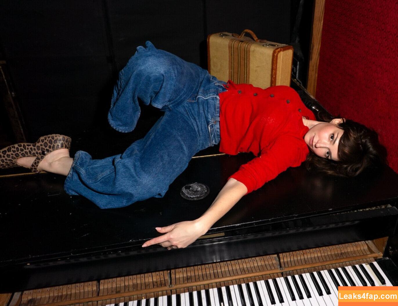 Milana Vayntrub / AT&T Girl / https: / mintmilana leaked photo photo #0808