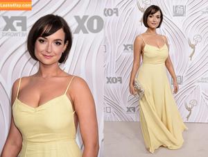 Milana Vayntrub фото #0016