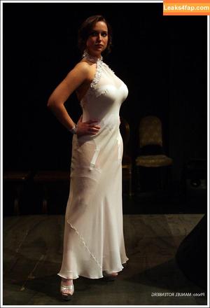 Milana Vayntrub фото #0018