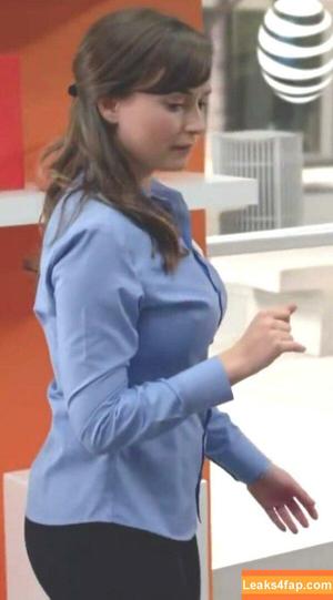 Milana Vayntrub photo #0076