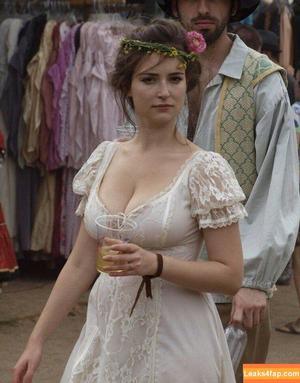 Milana Vayntrub photo #0091