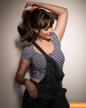 Milana Vayntrub photo #0098