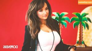 Milana Vayntrub photo #0099