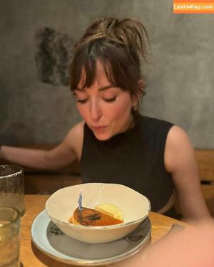 Milana Vayntrub photo #0301