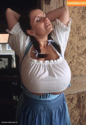 Milena Velba photo #7147