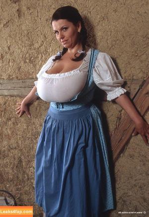 Milena Velba photo #7163