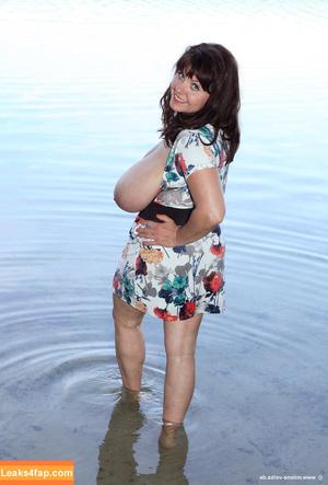 Milena Velba photo #7216