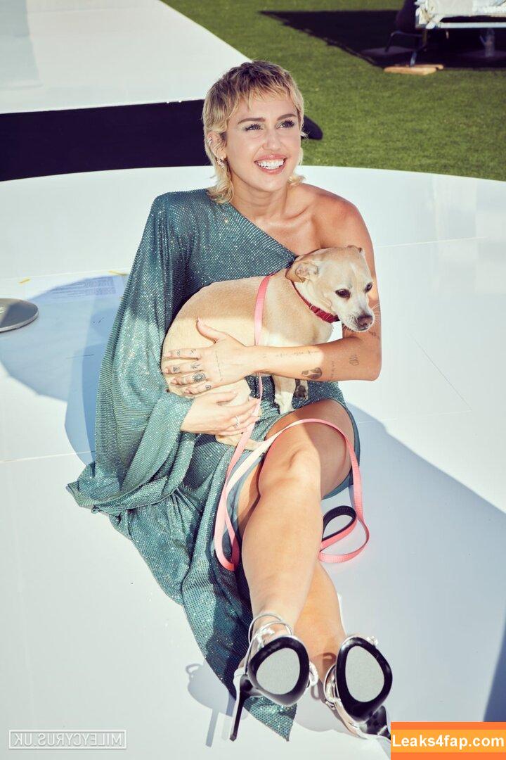 Miley Cyrus / https: / mileycyrus leaked photo photo #0078