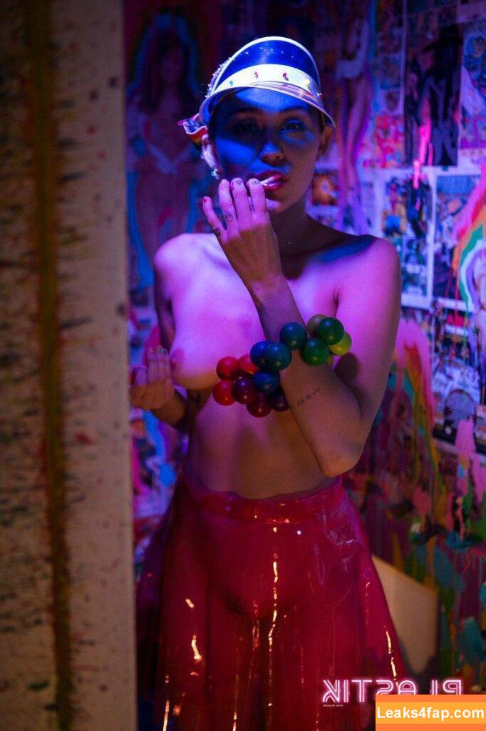 Miley Cyrus / https: / mileycyrus leaked photo photo #0105