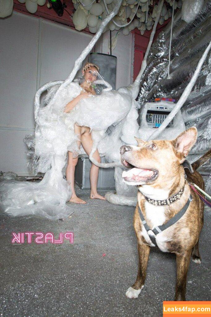 Miley Cyrus / https: / mileycyrus leaked photo photo #0129