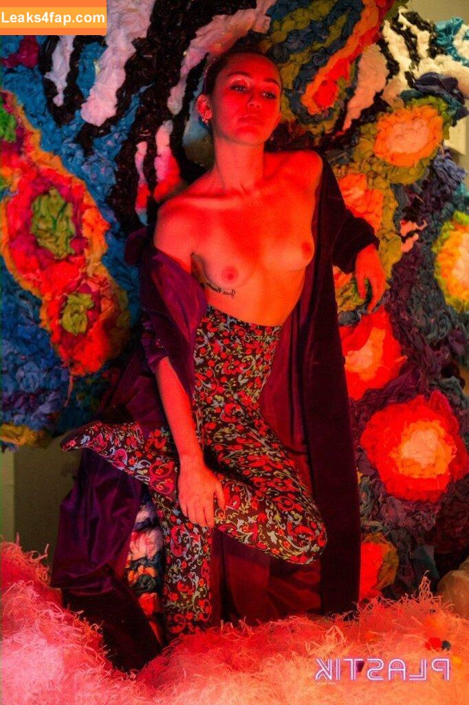 Miley Cyrus / https: / mileycyrus leaked photo photo #0131