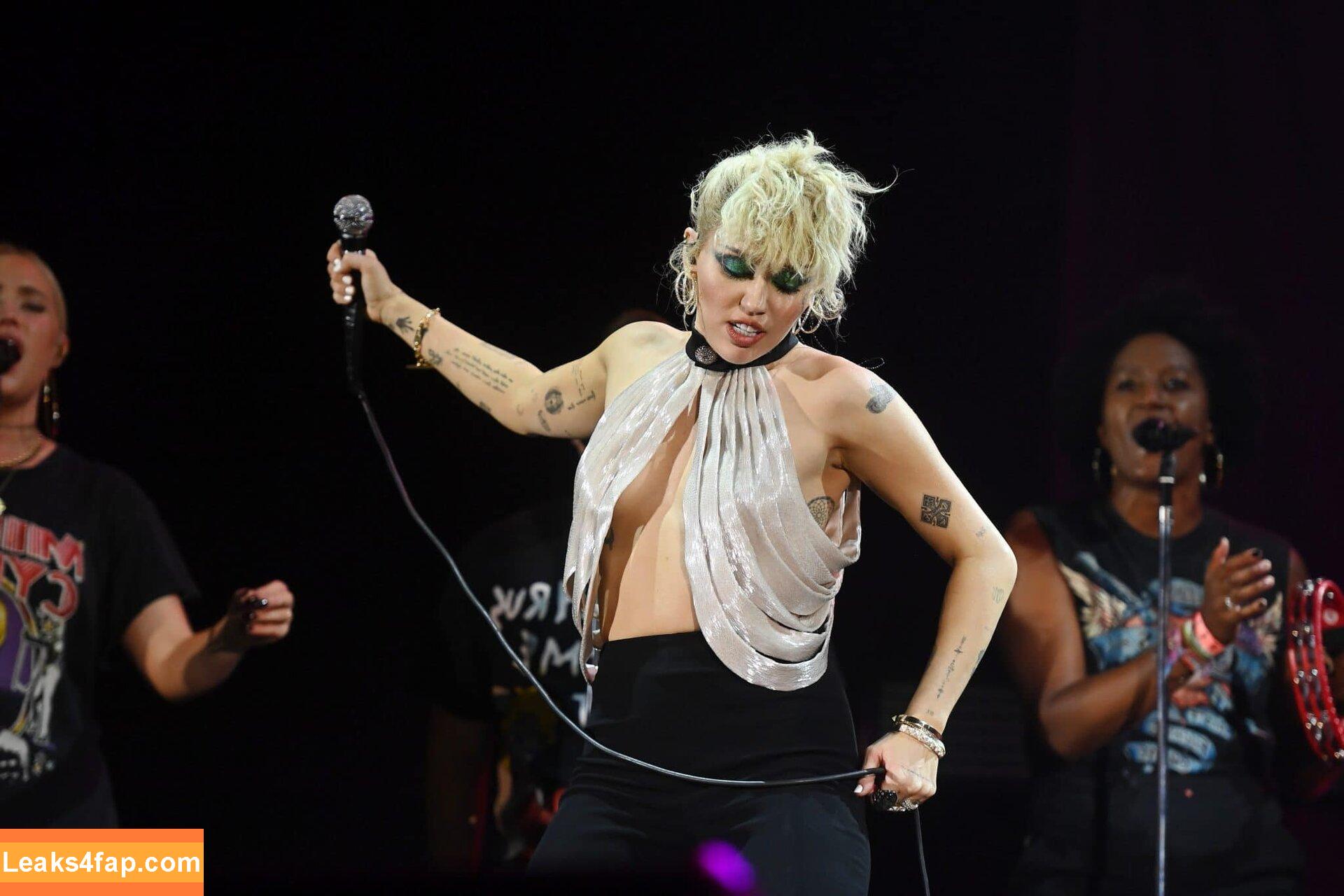 Miley Cyrus / https: / mileycyrus leaked photo photo #0143