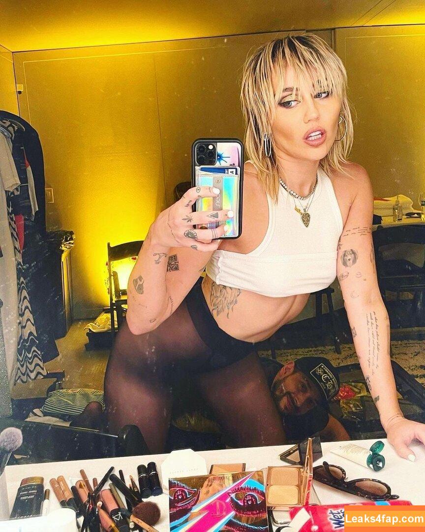 Miley Cyrus / https: / mileycyrus leaked photo photo #0224