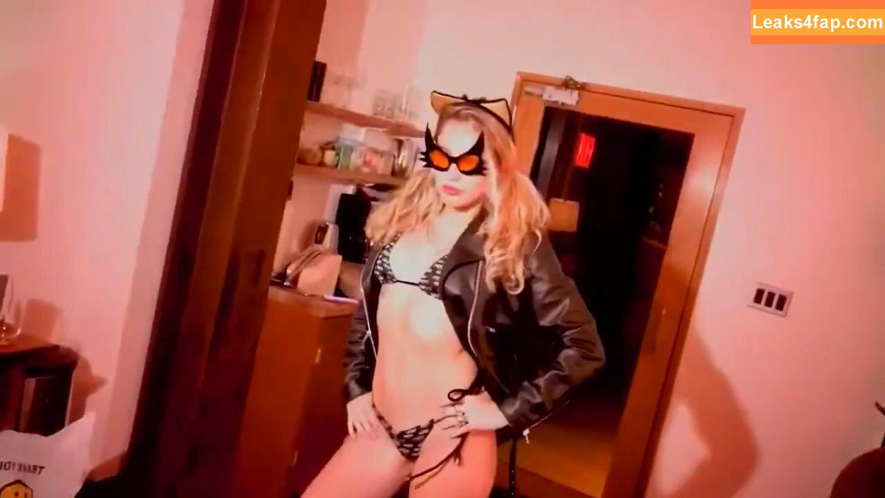 Miley Cyrus / https: / mileycyrus leaked photo photo #0228