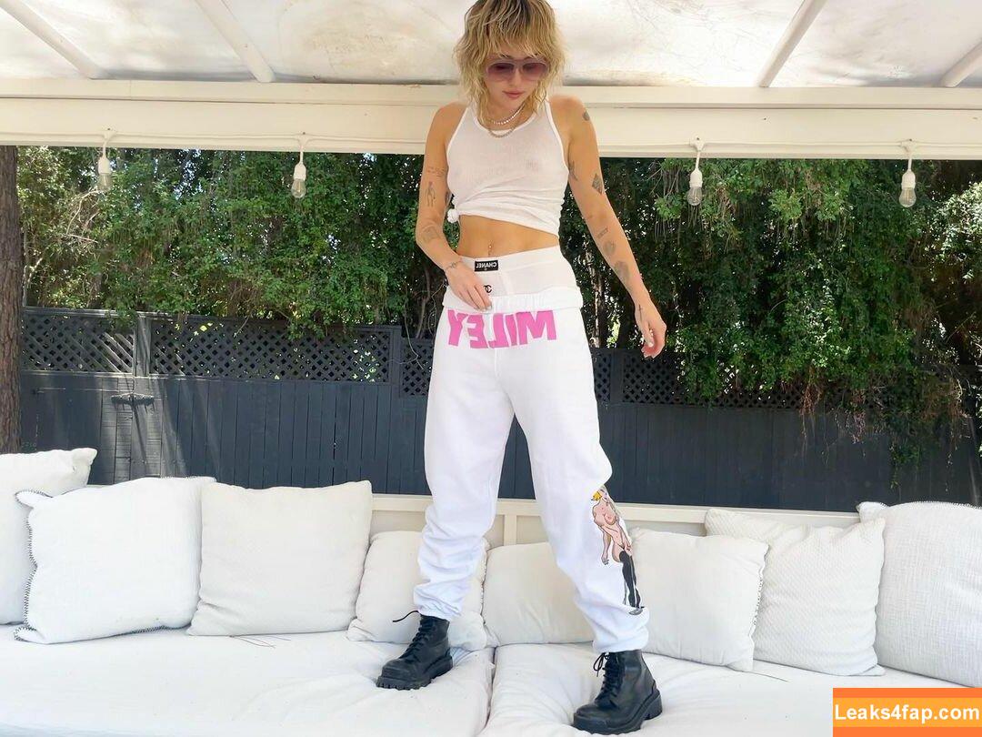 Miley Cyrus / https: / mileycyrus leaked photo photo #0241