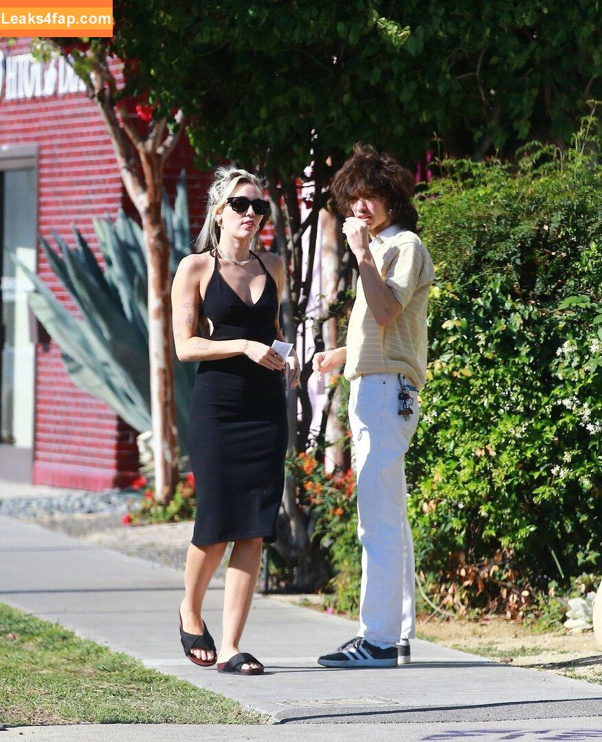 Miley Cyrus / https: / mileycyrus leaked photo photo #0287
