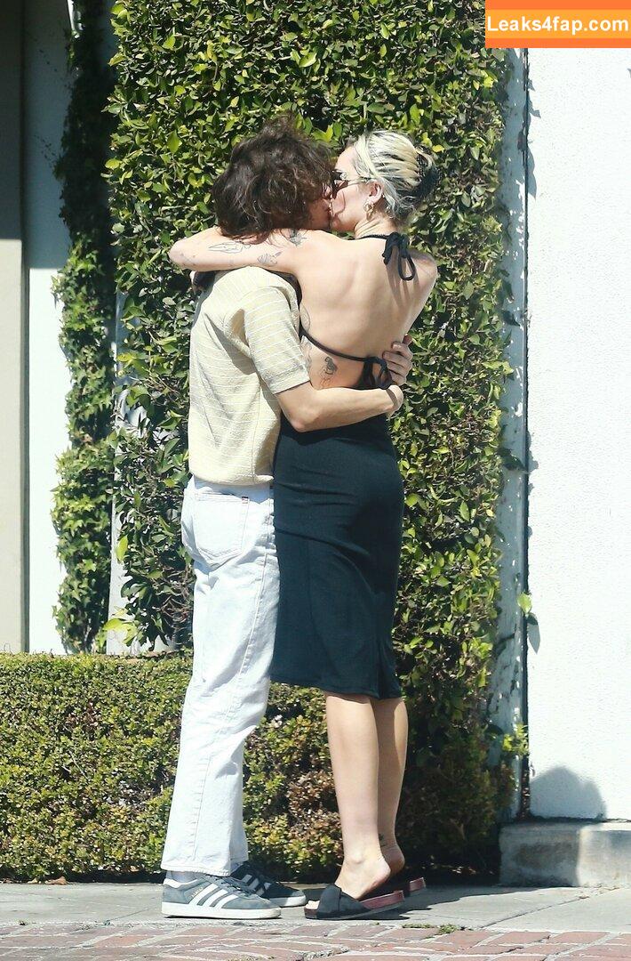 Miley Cyrus / https: / mileycyrus leaked photo photo #0288