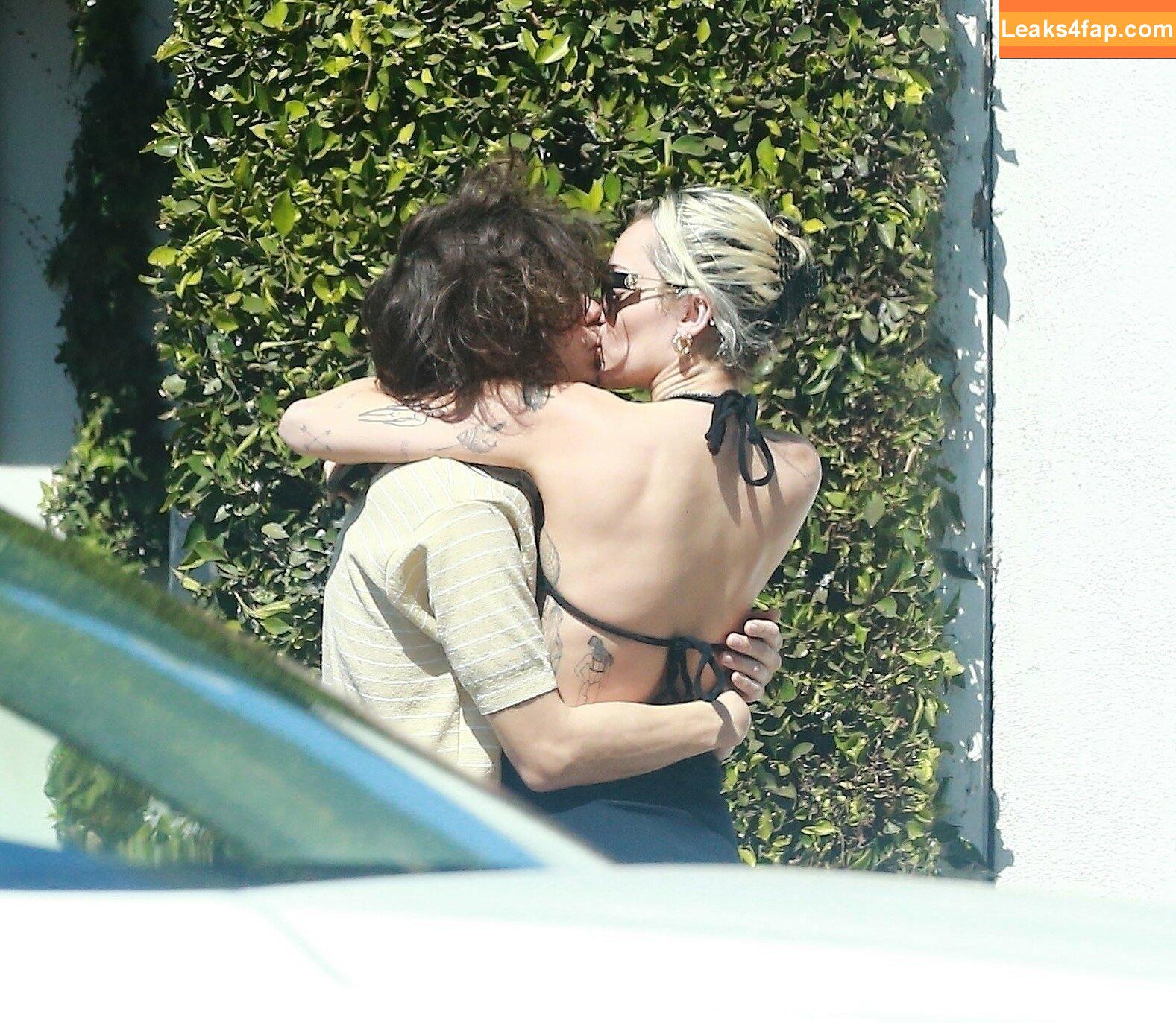 Miley Cyrus / https: / mileycyrus leaked photo photo #0289