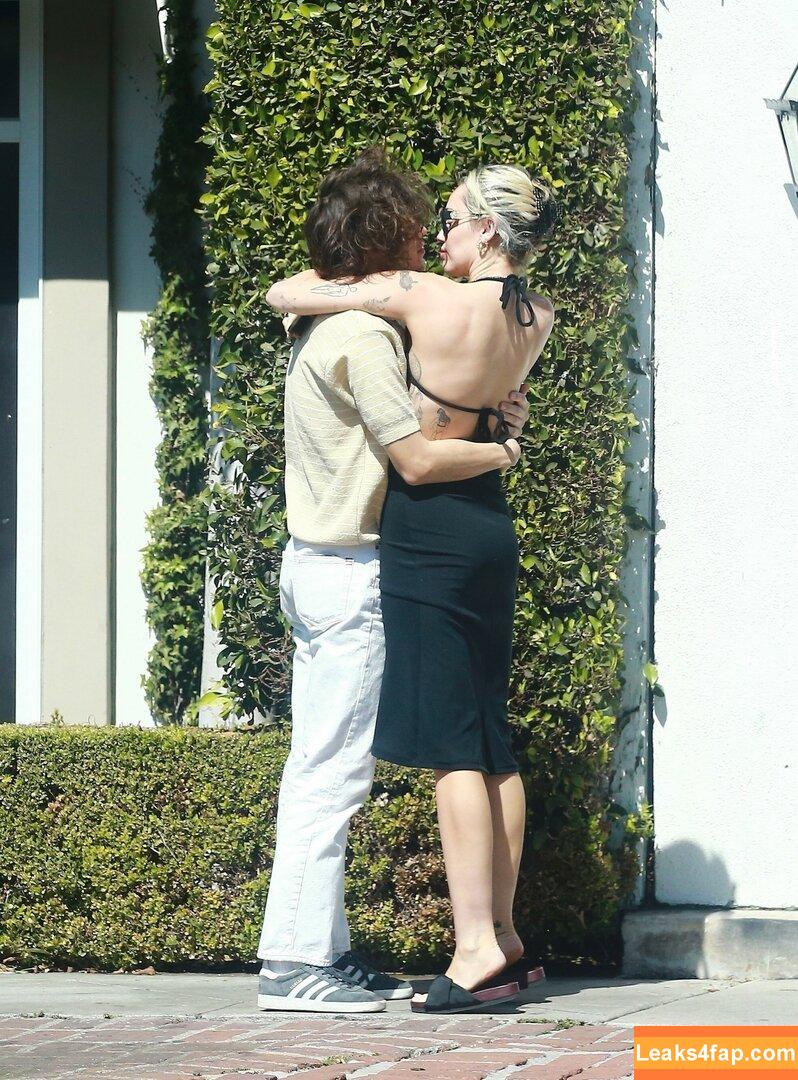 Miley Cyrus / https: / mileycyrus leaked photo photo #0290