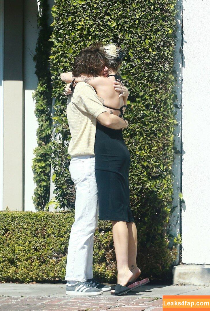 Miley Cyrus / https: / mileycyrus leaked photo photo #0292