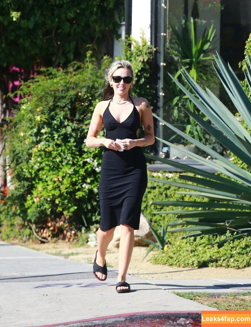 Miley Cyrus / https: / mileycyrus leaked photo photo #0295