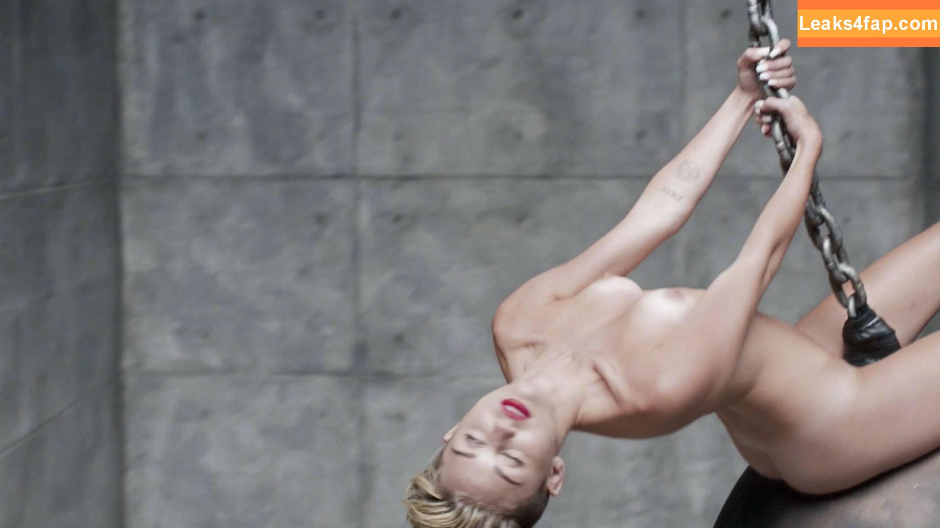 Miley Cyrus / https: / mileycyrus leaked photo photo #0300