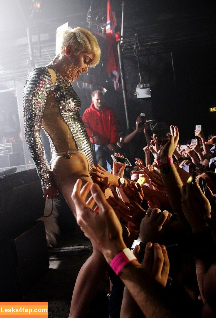 Miley Cyrus / https: / mileycyrus leaked photo photo #0321