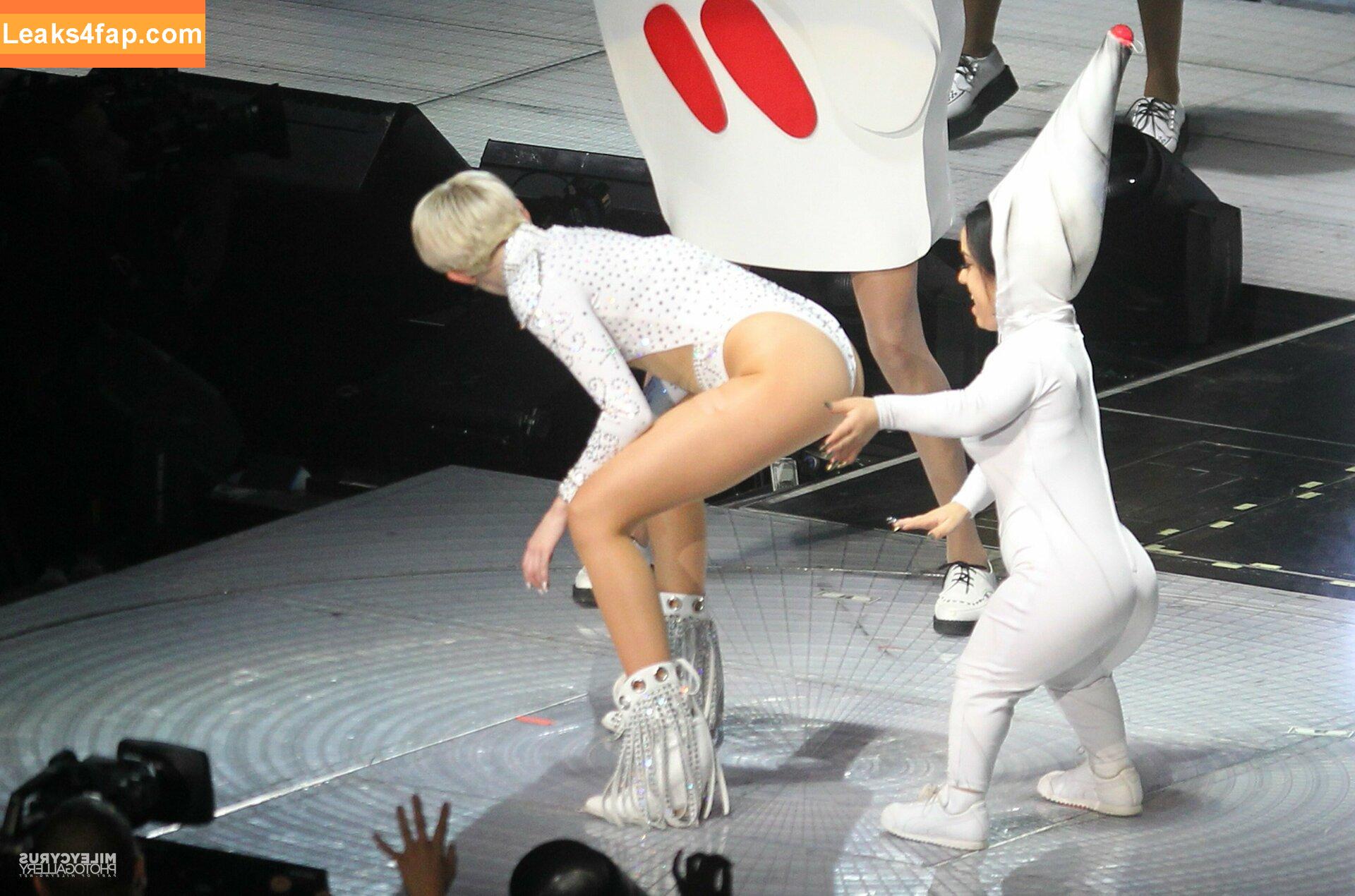 Miley Cyrus / https: / mileycyrus leaked photo photo #0327