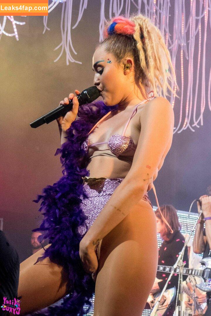 Miley Cyrus / https: / mileycyrus leaked photo photo #0332
