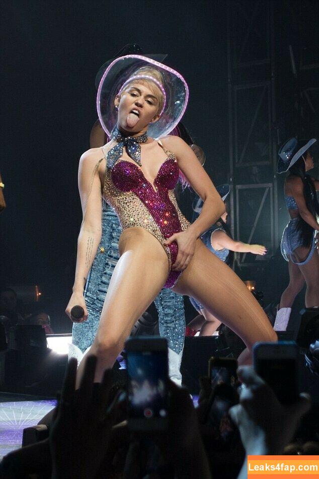 Miley Cyrus / https: / mileycyrus leaked photo photo #0343
