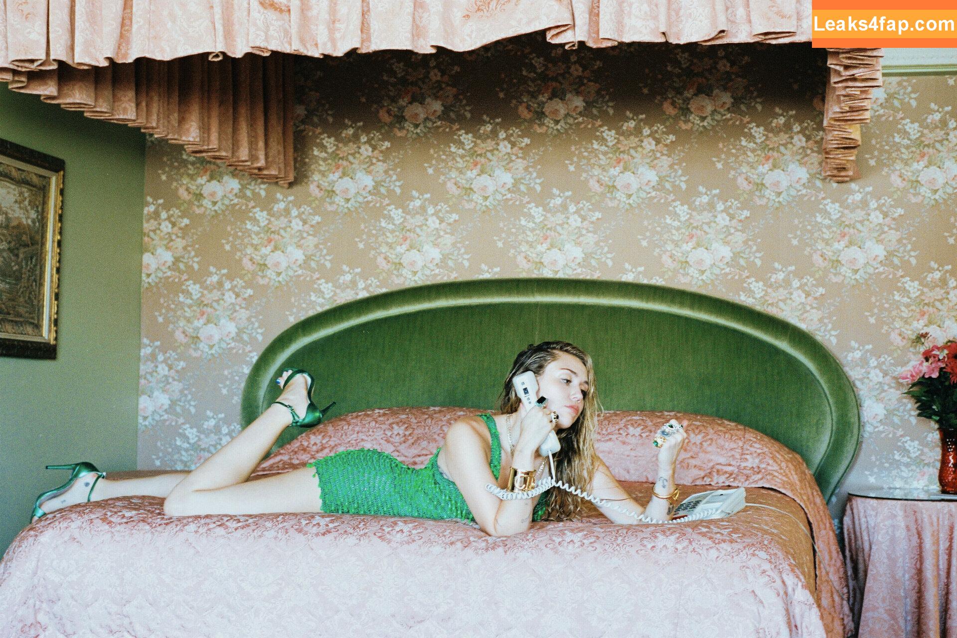 Miley Cyrus / https: / mileycyrus leaked photo photo #0351