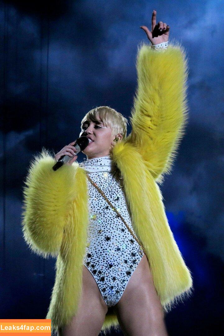 Miley Cyrus / https: / mileycyrus leaked photo photo #0378