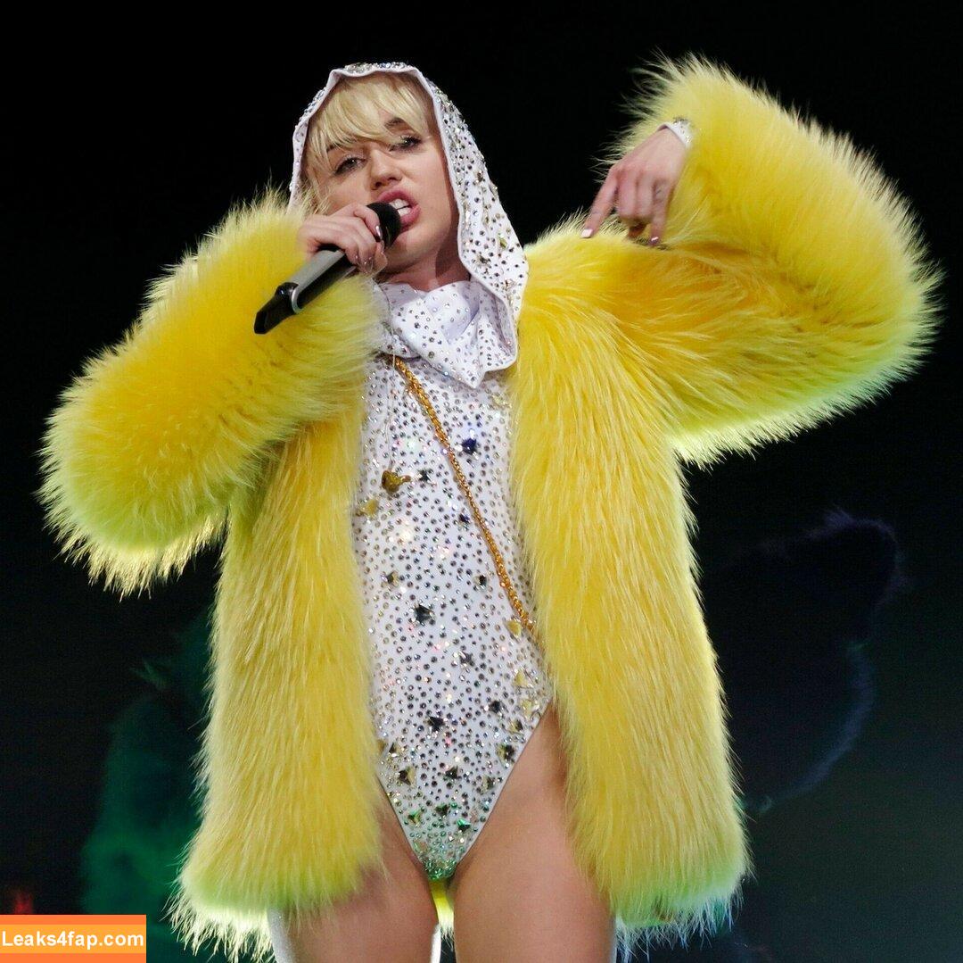 Miley Cyrus / https: / mileycyrus leaked photo photo #0381
