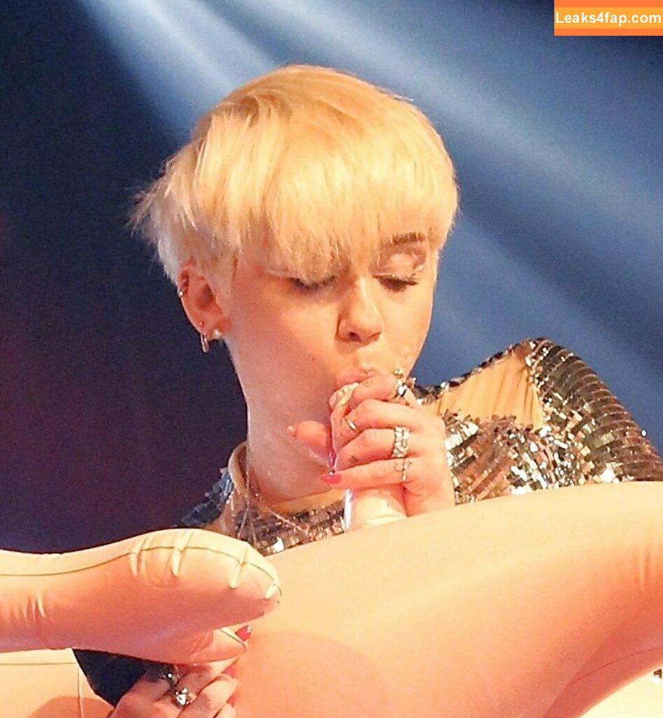 Miley Cyrus / https: / mileycyrus leaked photo photo #0395