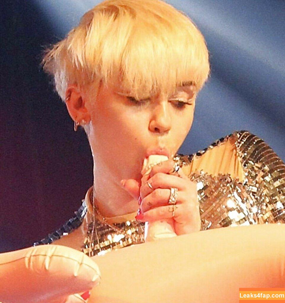 Miley Cyrus / https: / mileycyrus leaked photo photo #0396