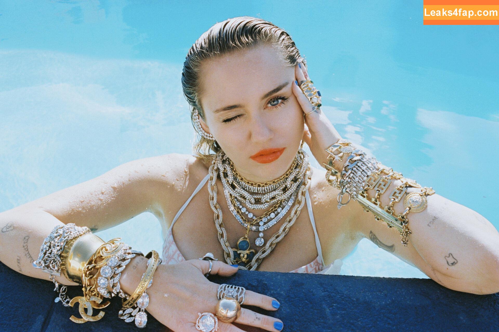 Miley Cyrus / https: / mileycyrus leaked photo photo #0407