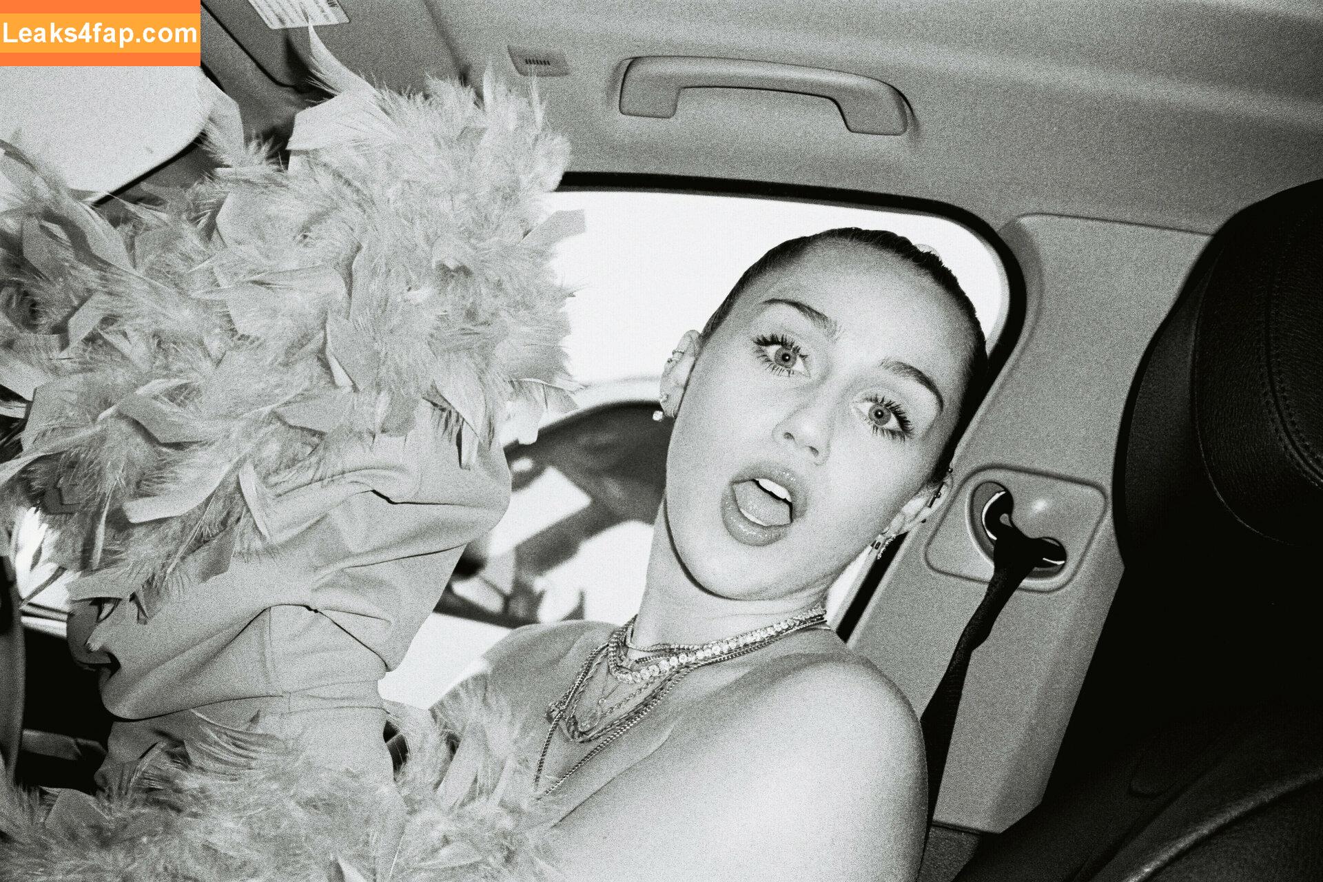 Miley Cyrus / https: / mileycyrus leaked photo photo #0436