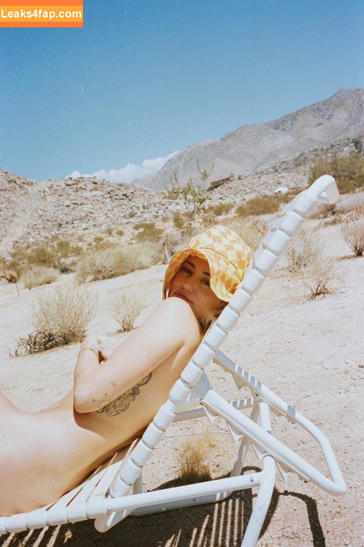 Miley Cyrus / https: / mileycyrus leaked photo photo #0439
