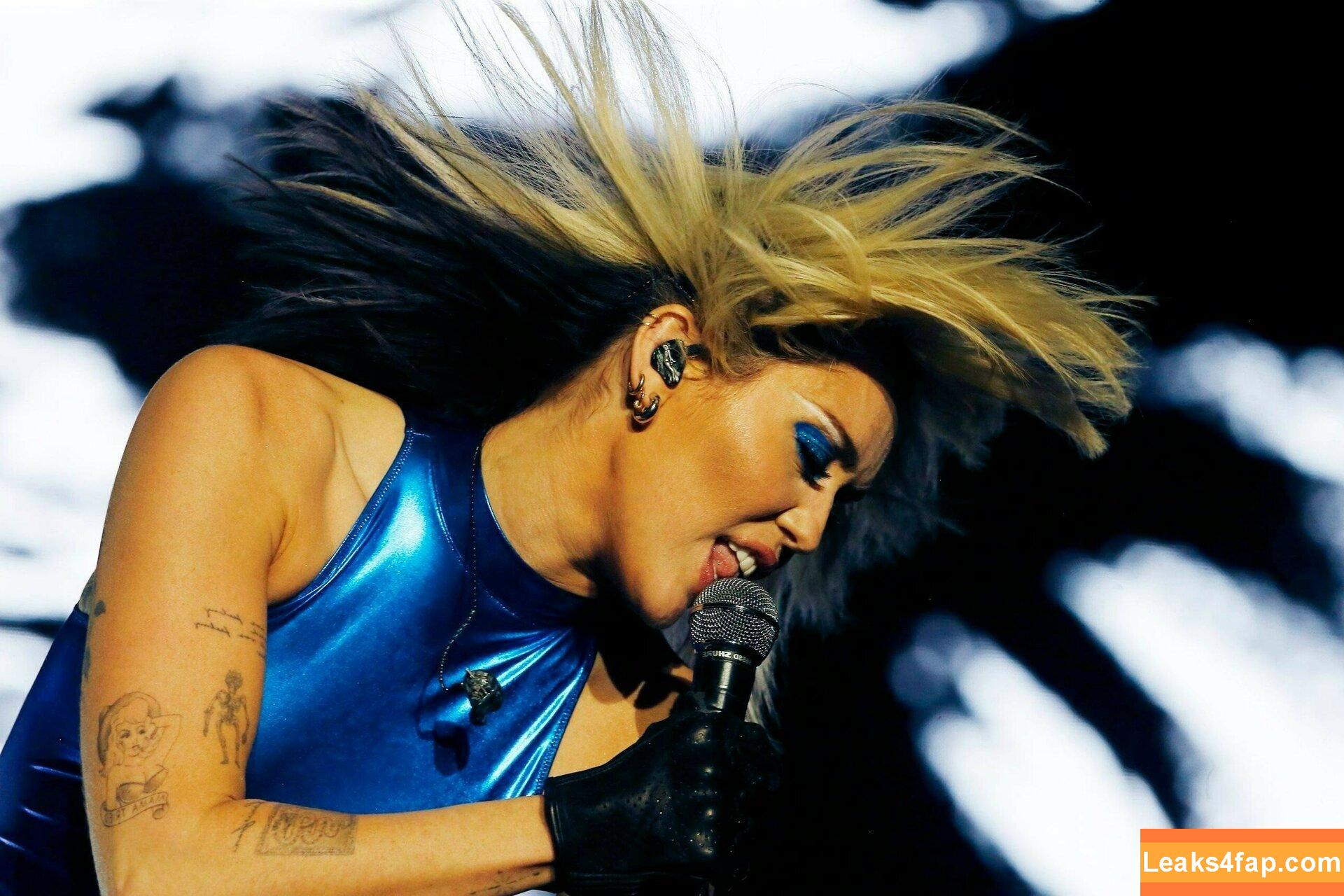 Miley Cyrus / https: / mileycyrus leaked photo photo #0486