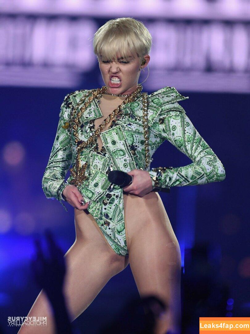 Miley Cyrus / https: / mileycyrus leaked photo photo #0493