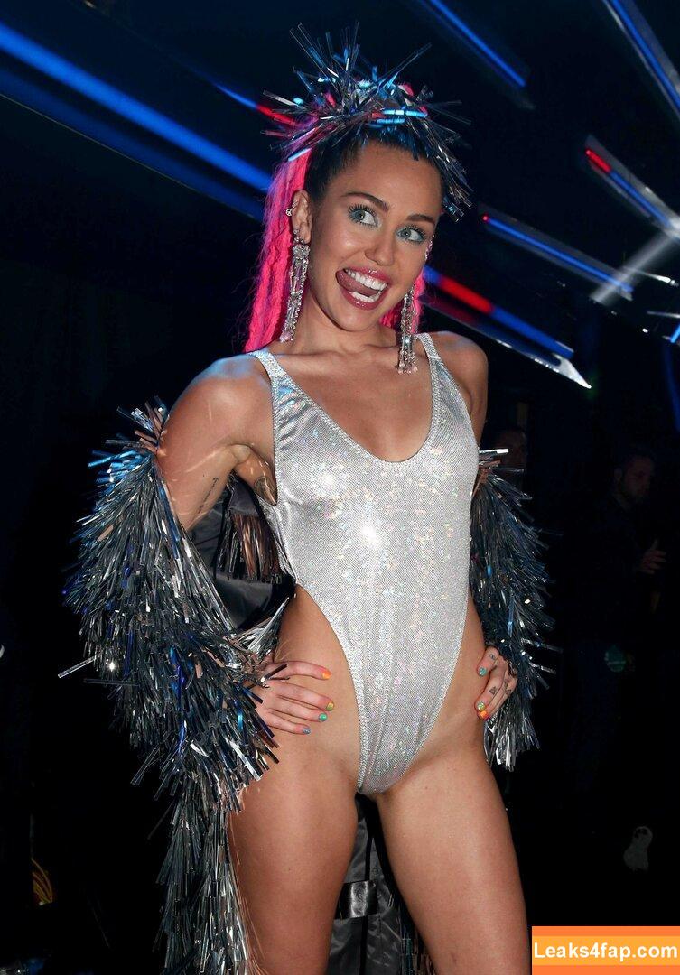 Miley Cyrus / https: / mileycyrus leaked photo photo #0496
