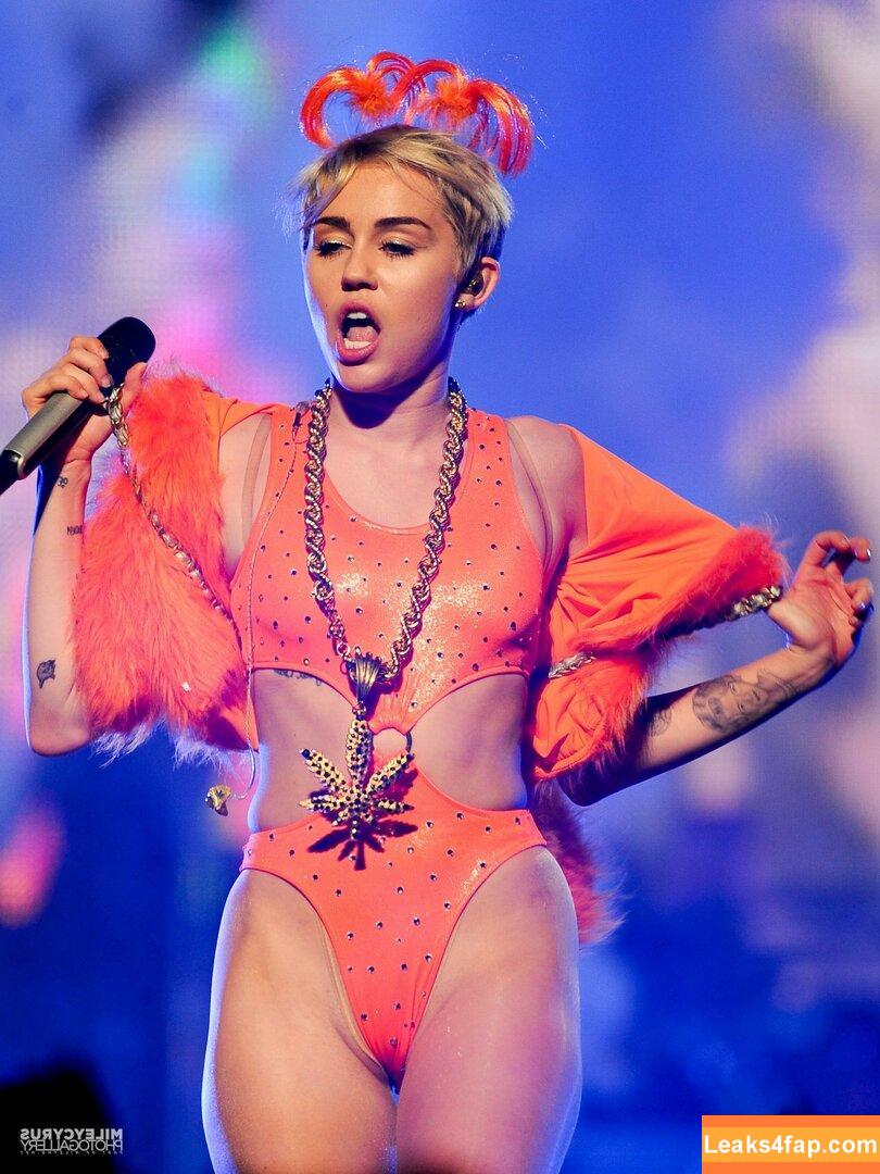 Miley Cyrus / https: / mileycyrus leaked photo photo #0503