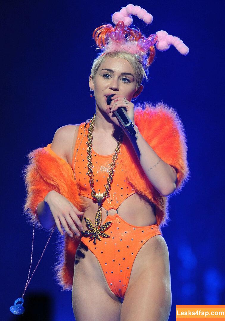 Miley Cyrus / https: / mileycyrus leaked photo photo #0509