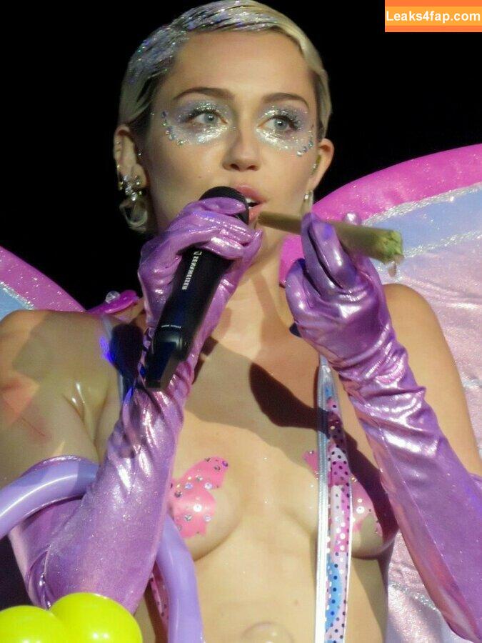 Miley Cyrus / https: / mileycyrus leaked photo photo #0540