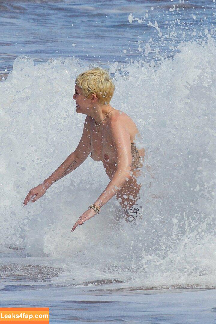 Miley Cyrus / https: / mileycyrus leaked photo photo #0546