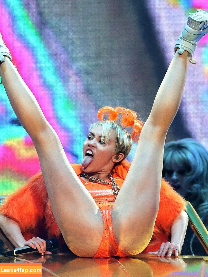 Miley Cyrus / https: / mileycyrus leaked photo photo #0549