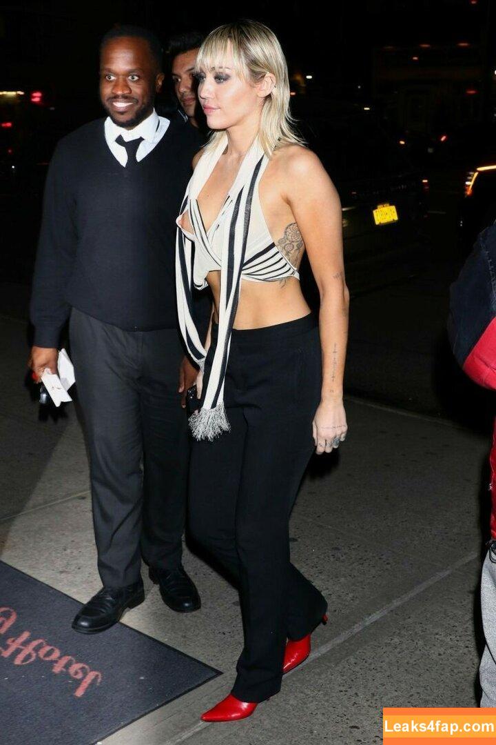 Miley Cyrus / https: / mileycyrus leaked photo photo #0570