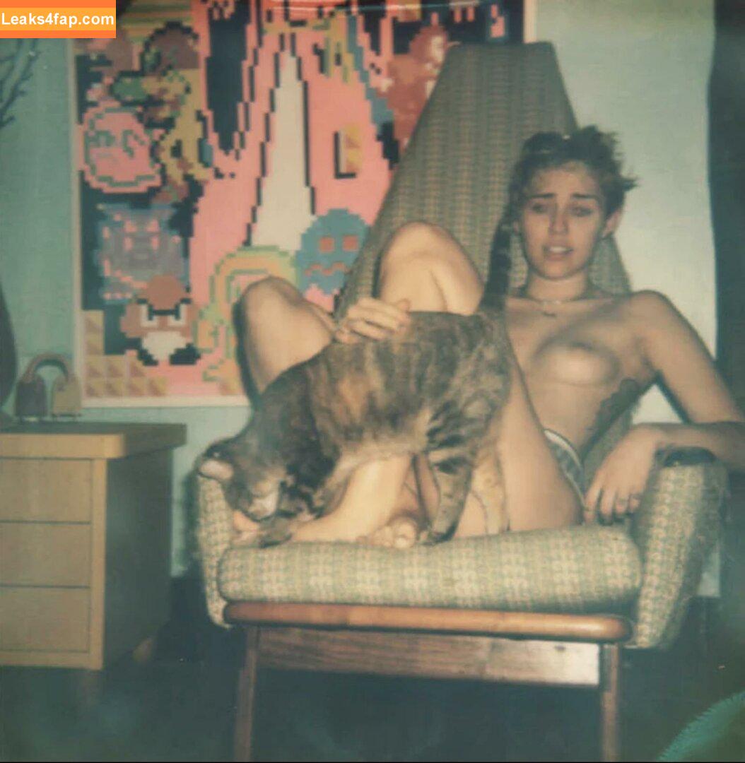 Miley Cyrus / https: / mileycyrus leaked photo photo #0632