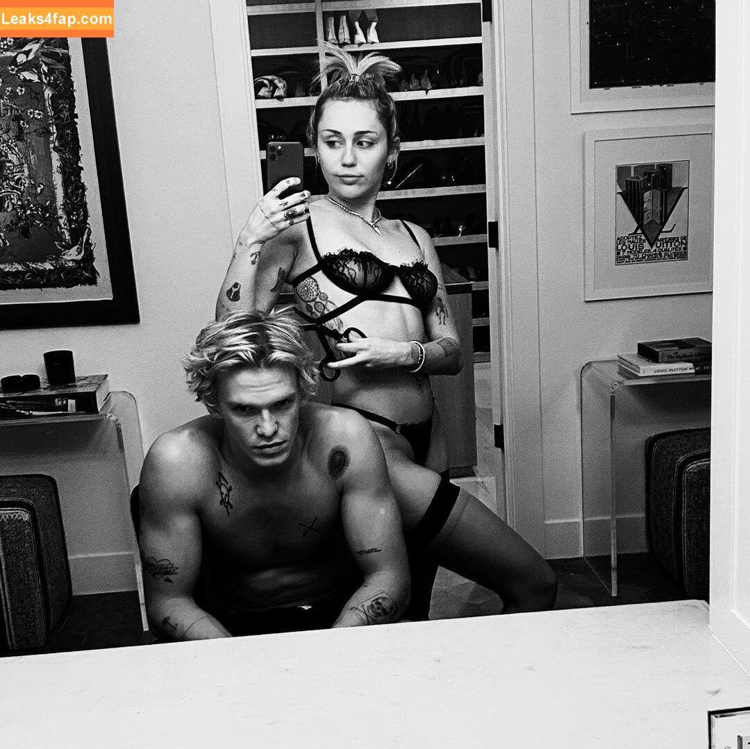 Miley Cyrus / https: / mileycyrus leaked photo photo #0640